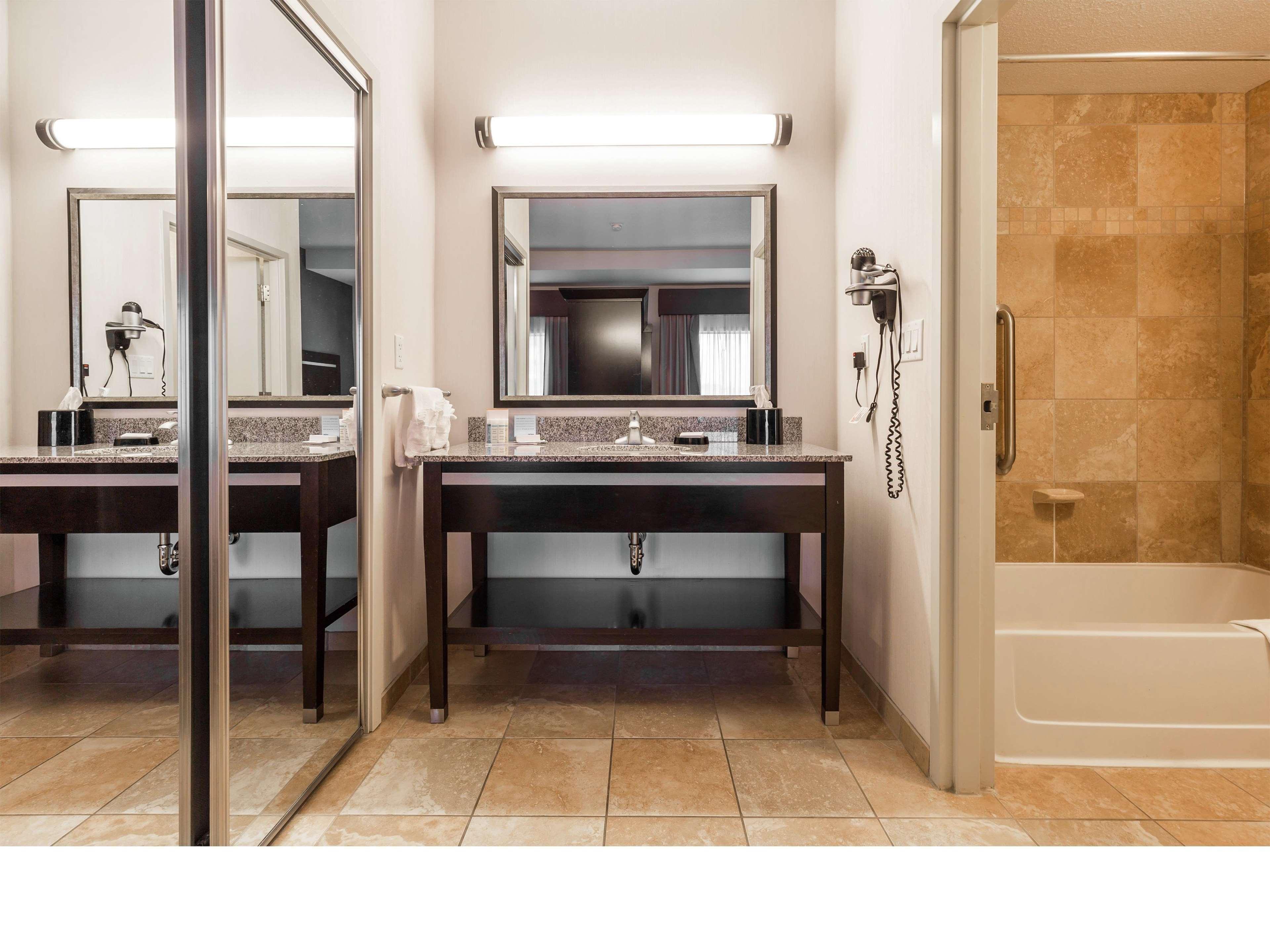 Hampton Inn & Suites By Hilton Летбридж Экстерьер фото