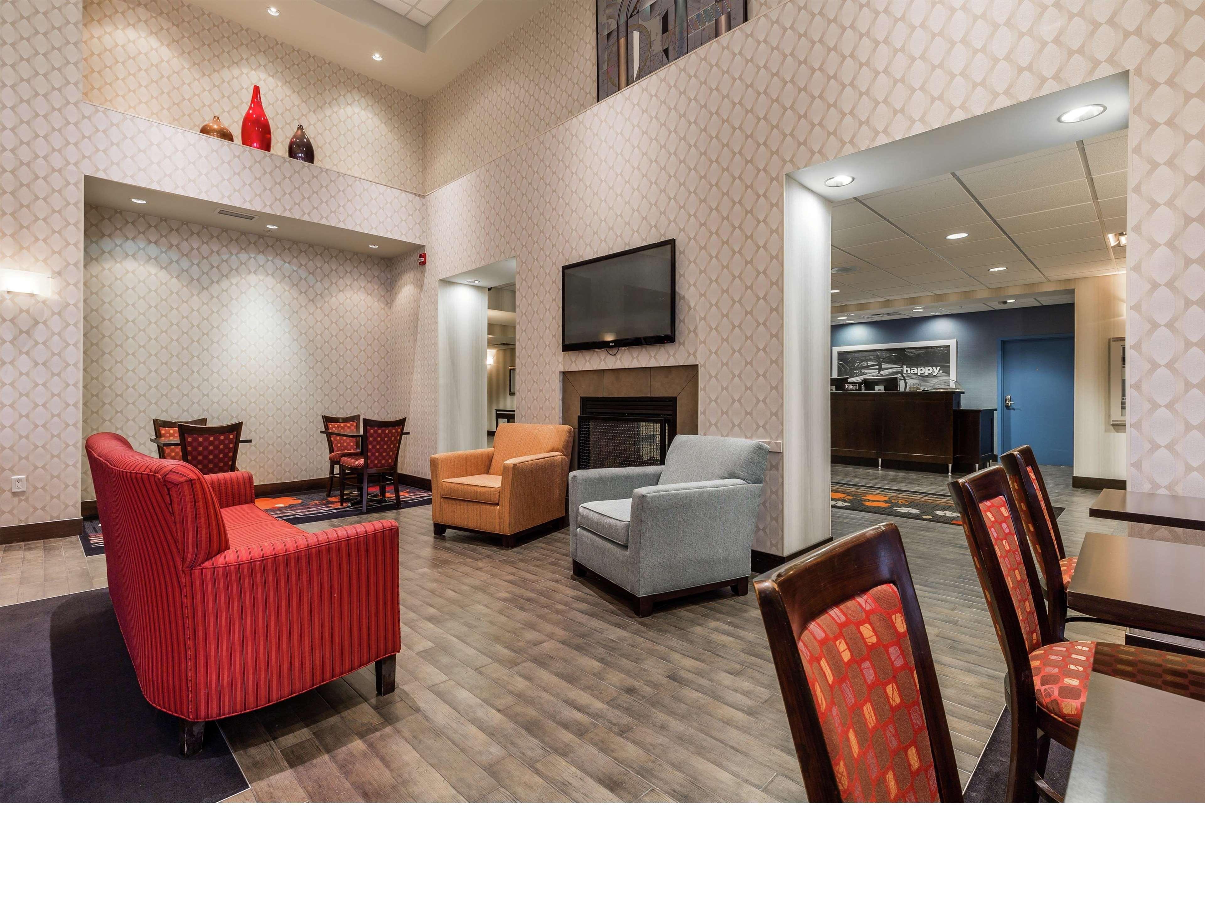 Hampton Inn & Suites By Hilton Летбридж Экстерьер фото