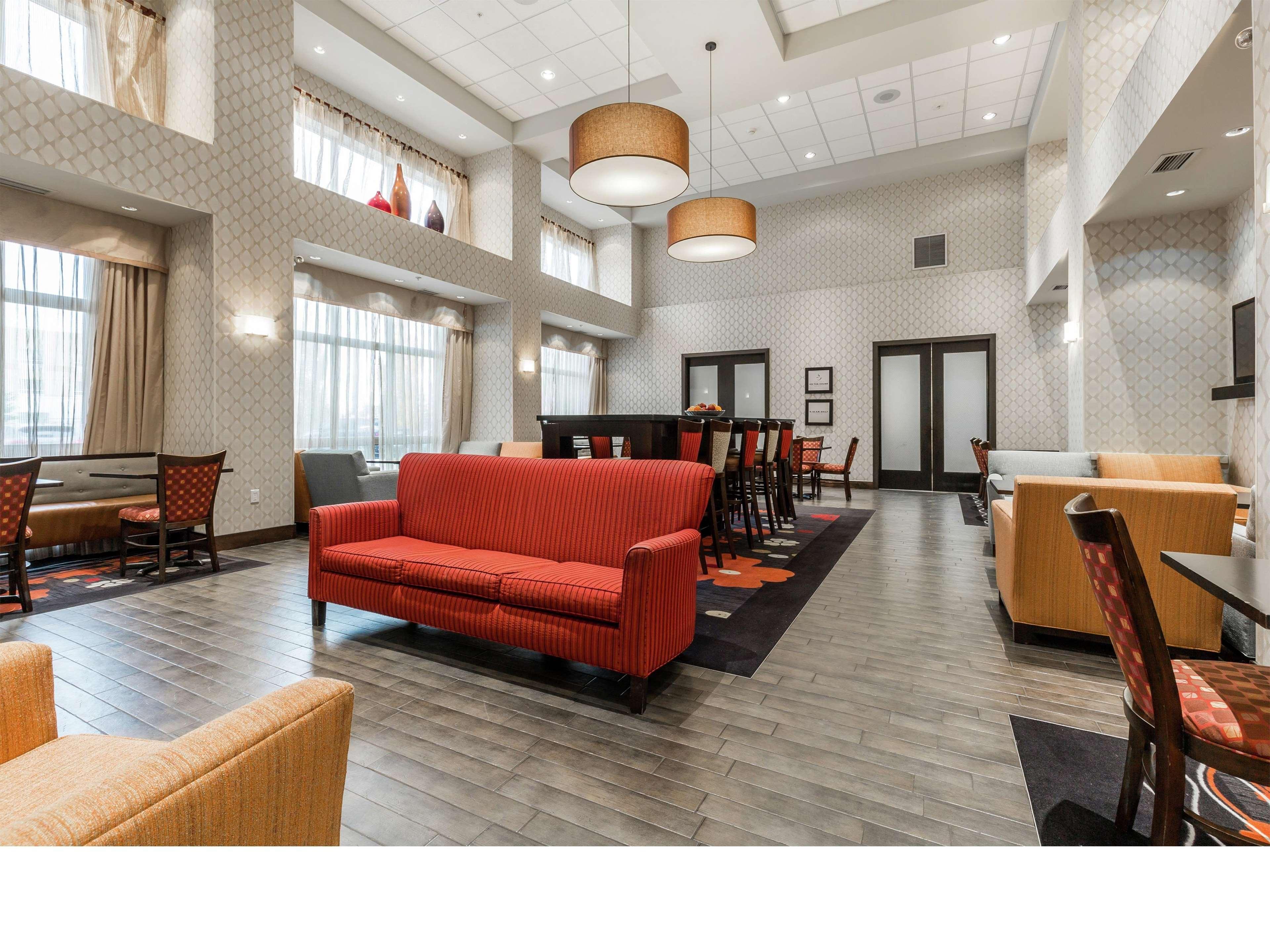 Hampton Inn & Suites By Hilton Летбридж Экстерьер фото