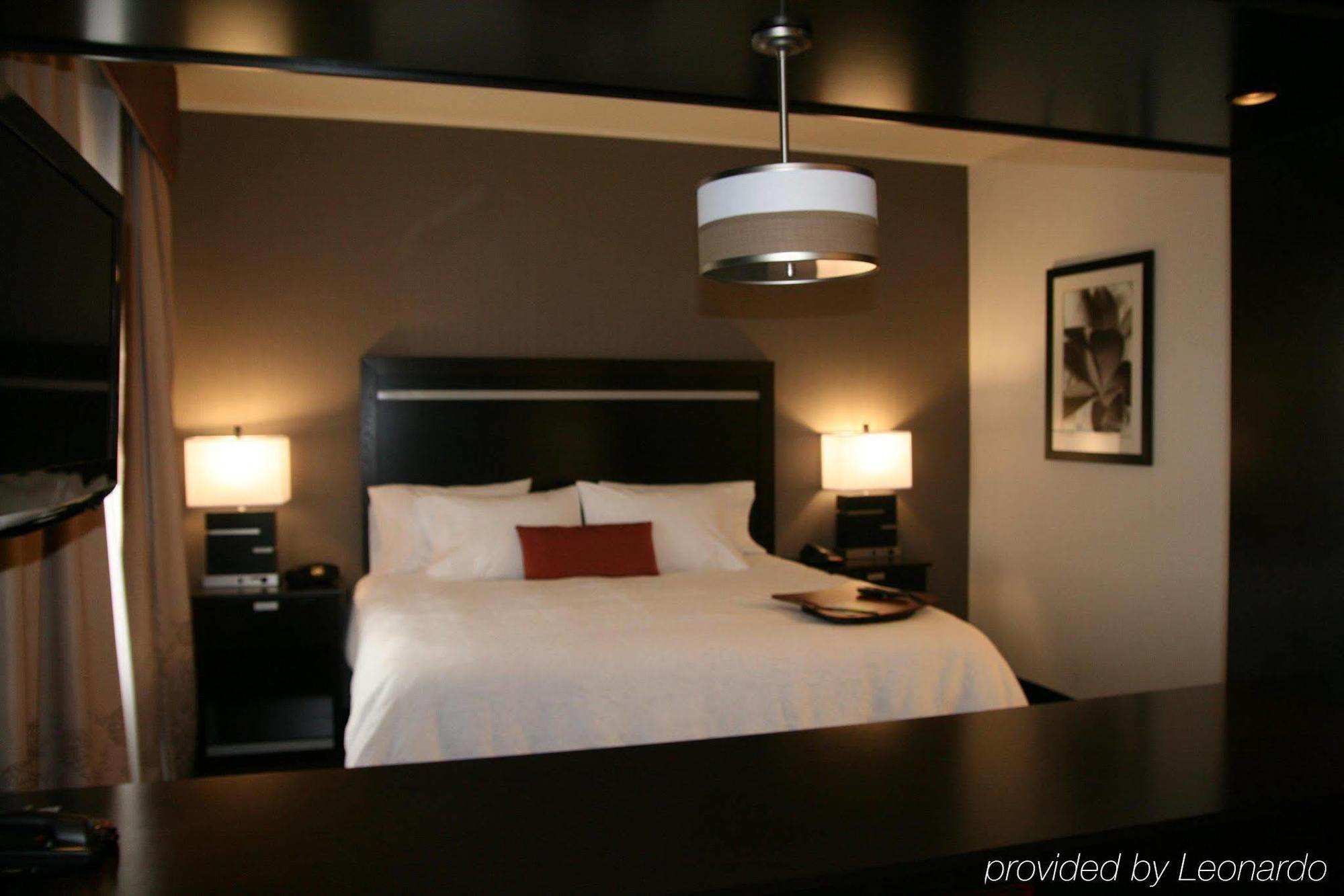 Hampton Inn & Suites By Hilton Летбридж Номер фото